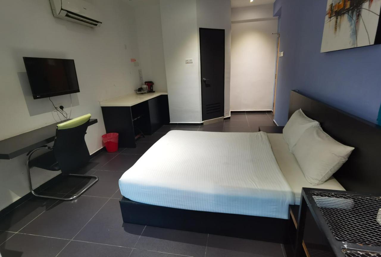 Ink Hotel 2*